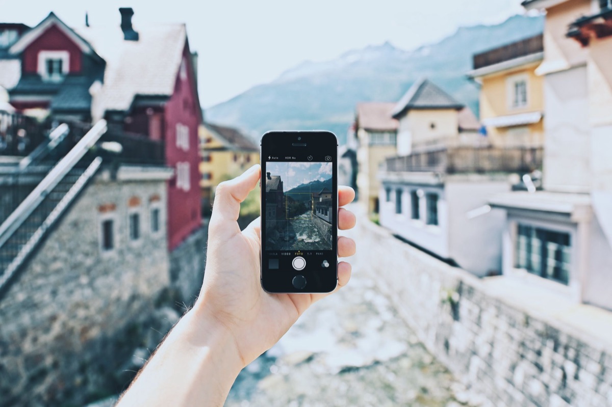 Smartphone für die Zugbuchung in der Hand