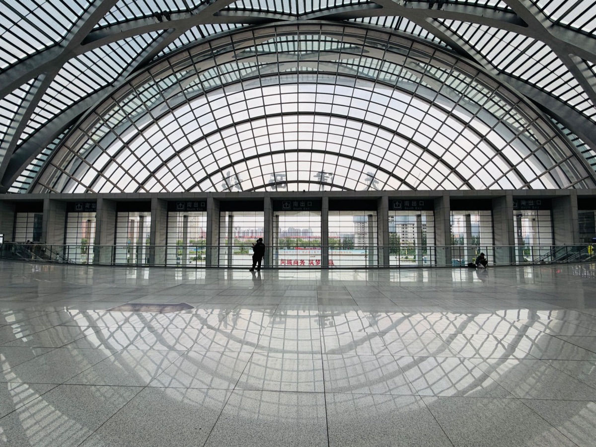 Moderne Architektur eines großen chinesischen Bahnhofs