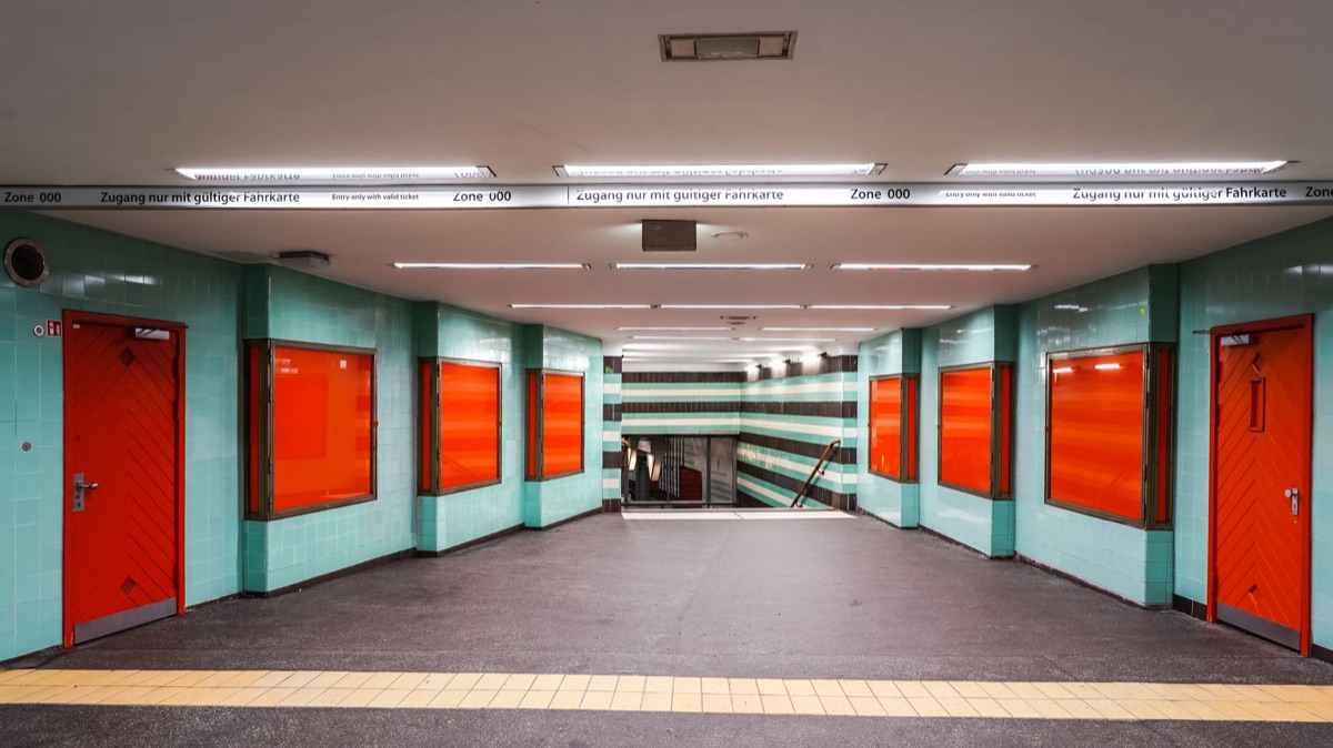 Interior de una moderna estación de tren en China