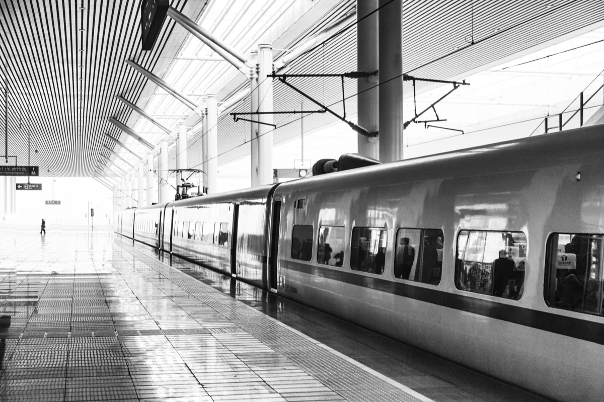 Train à grande vitesse chinois (CRH) circulant sur une voie moderne