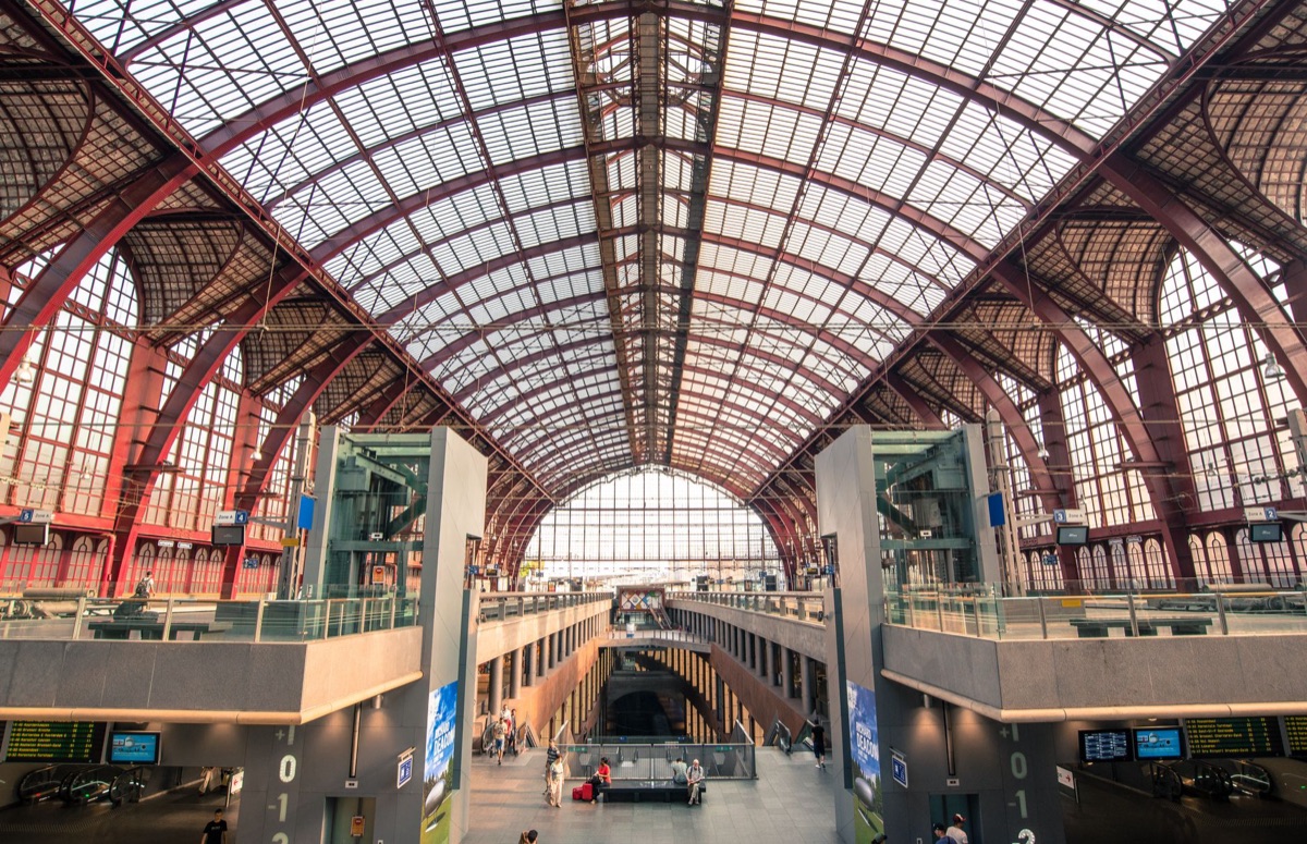 Architecture intérieure d'une gare ferroviaire chinoise moderne et vaste