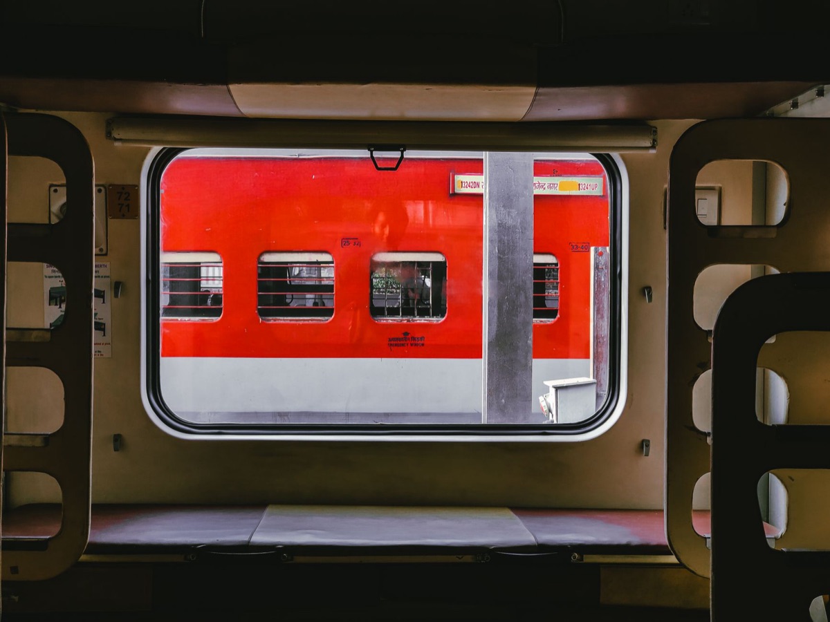 Vue depuis la fenêtre d'un train à grande vitesse traversant un paysage
