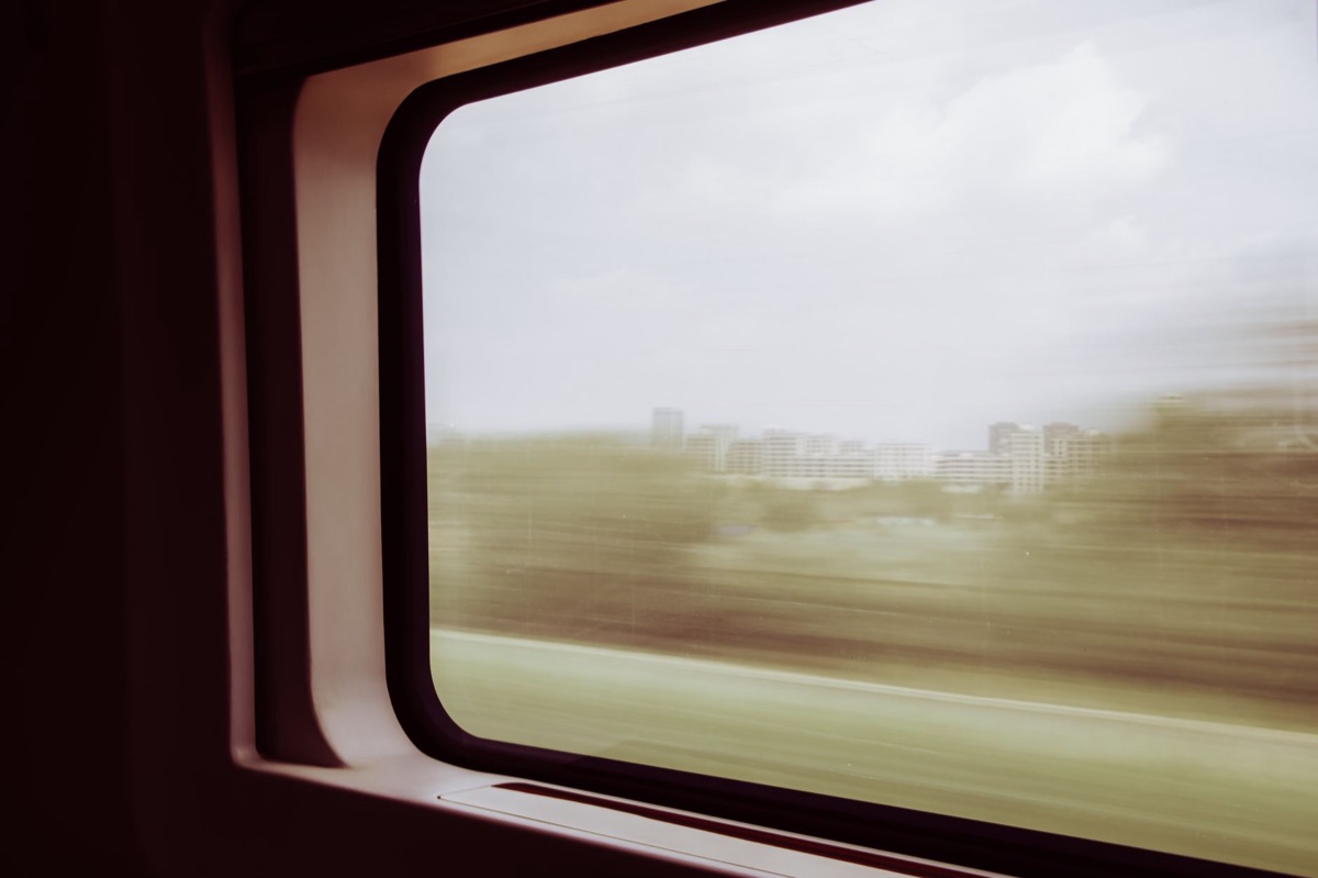 Interno di un treno ad alta velocità con sedili moderni