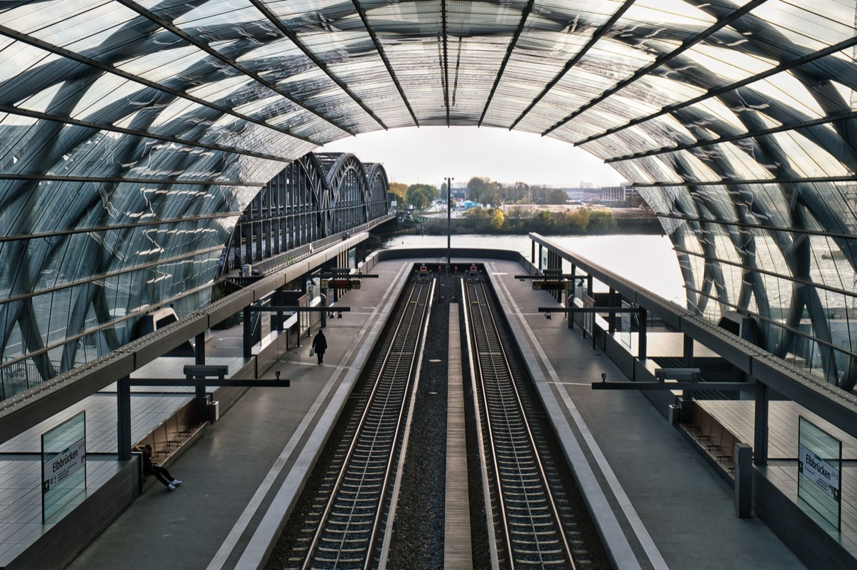 Architettura moderna di una grande stazione ferroviaria cinese