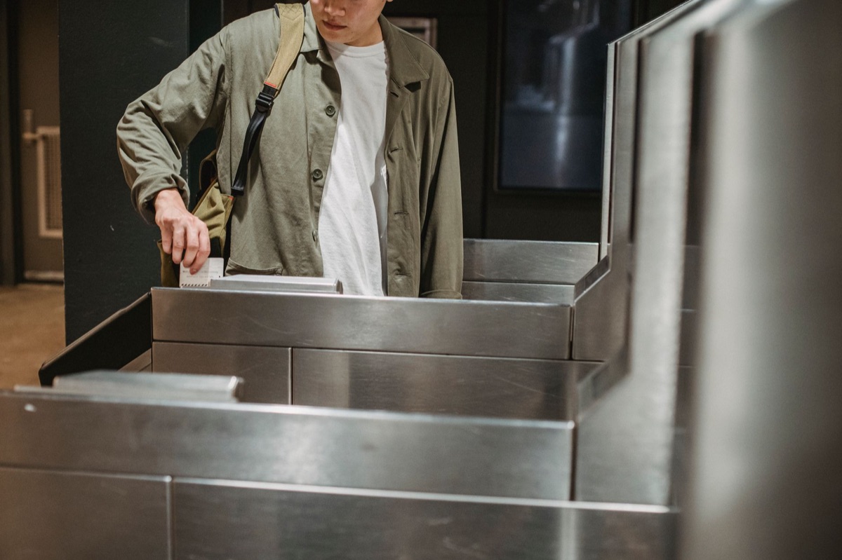 Beveiligingscontrole op een treinstation