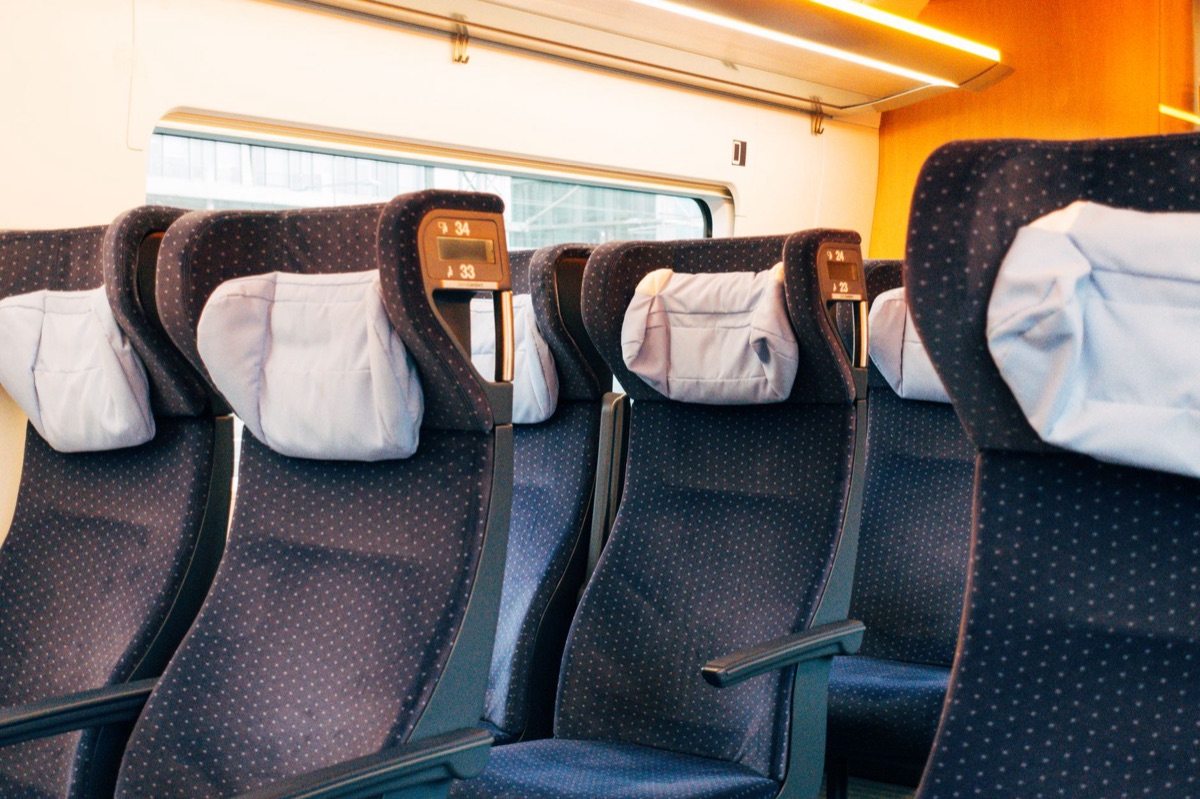 Interior de um assento confortável em um trem de alta velocidade na China