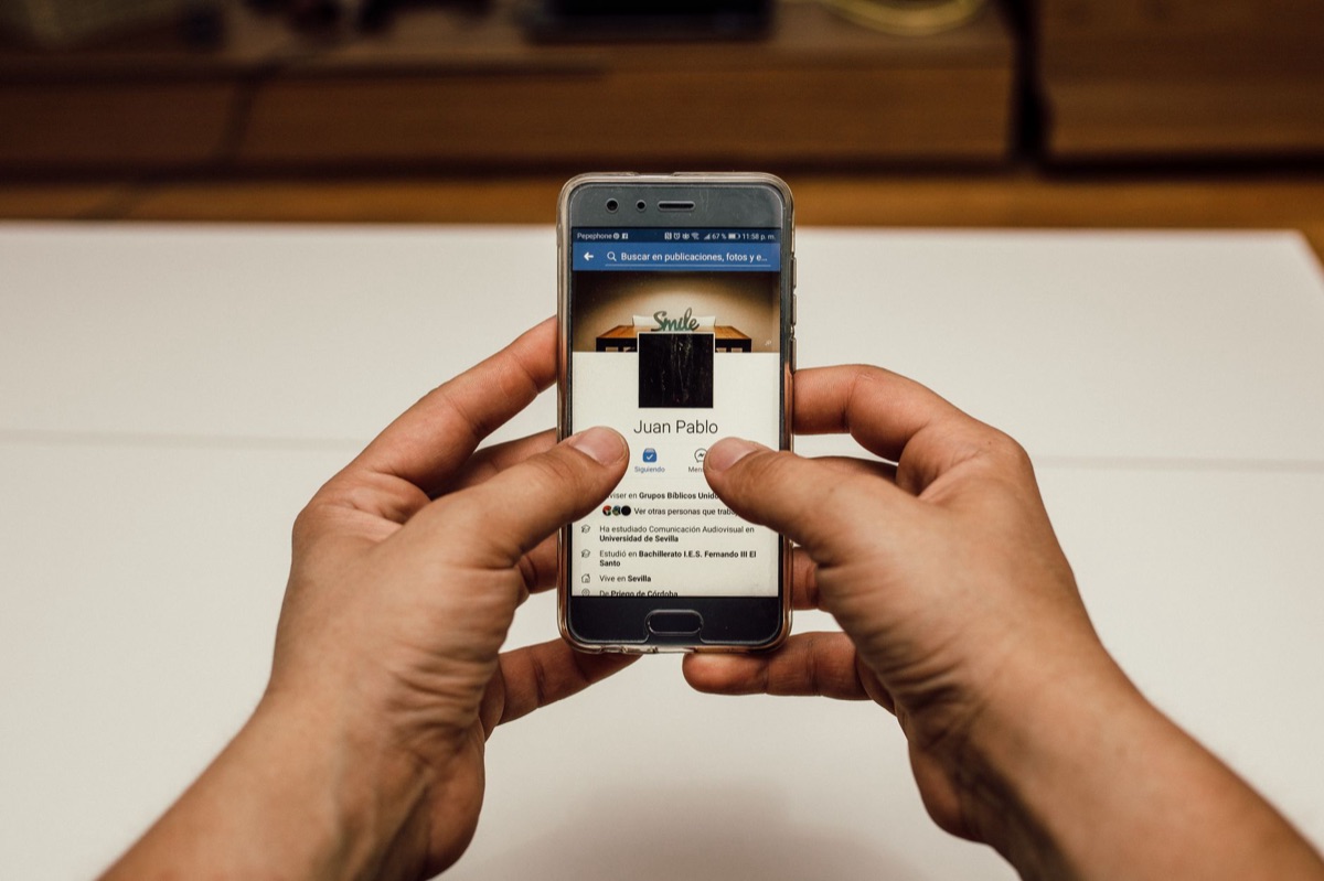 Uso de aplicativo de smartphone para reserva de passagens de trem
