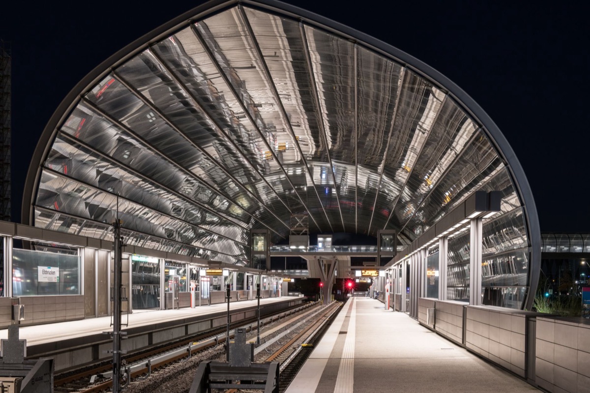 Arquitetura moderna e ampla de uma estação ferroviária chinesa