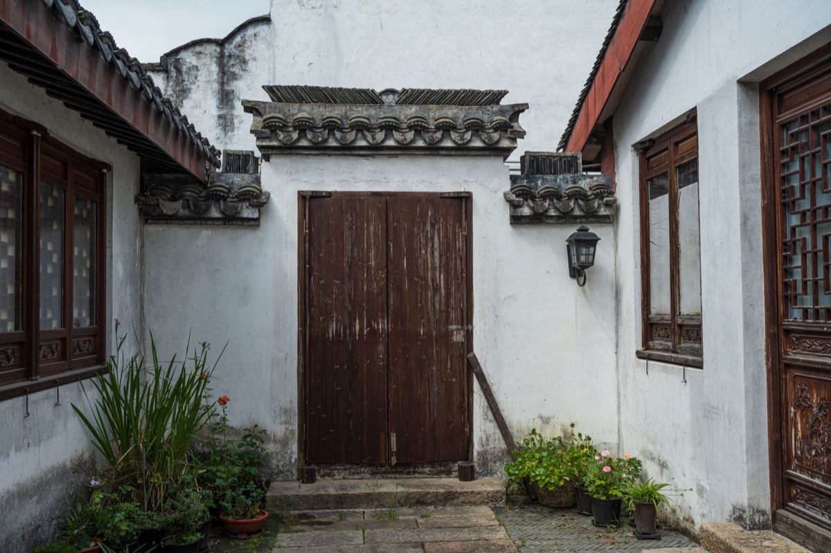 Tradition in Shanghai's Jikumen alley