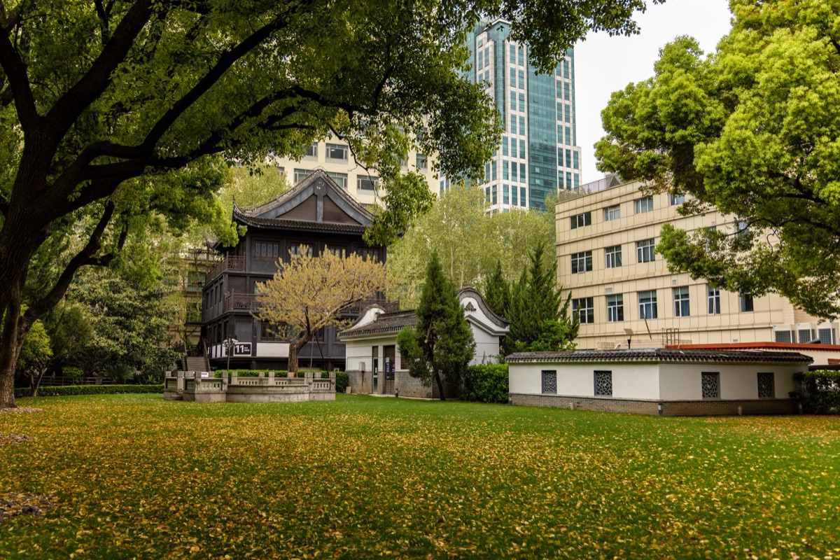 strada di Shanghai con architettura tradizionale
