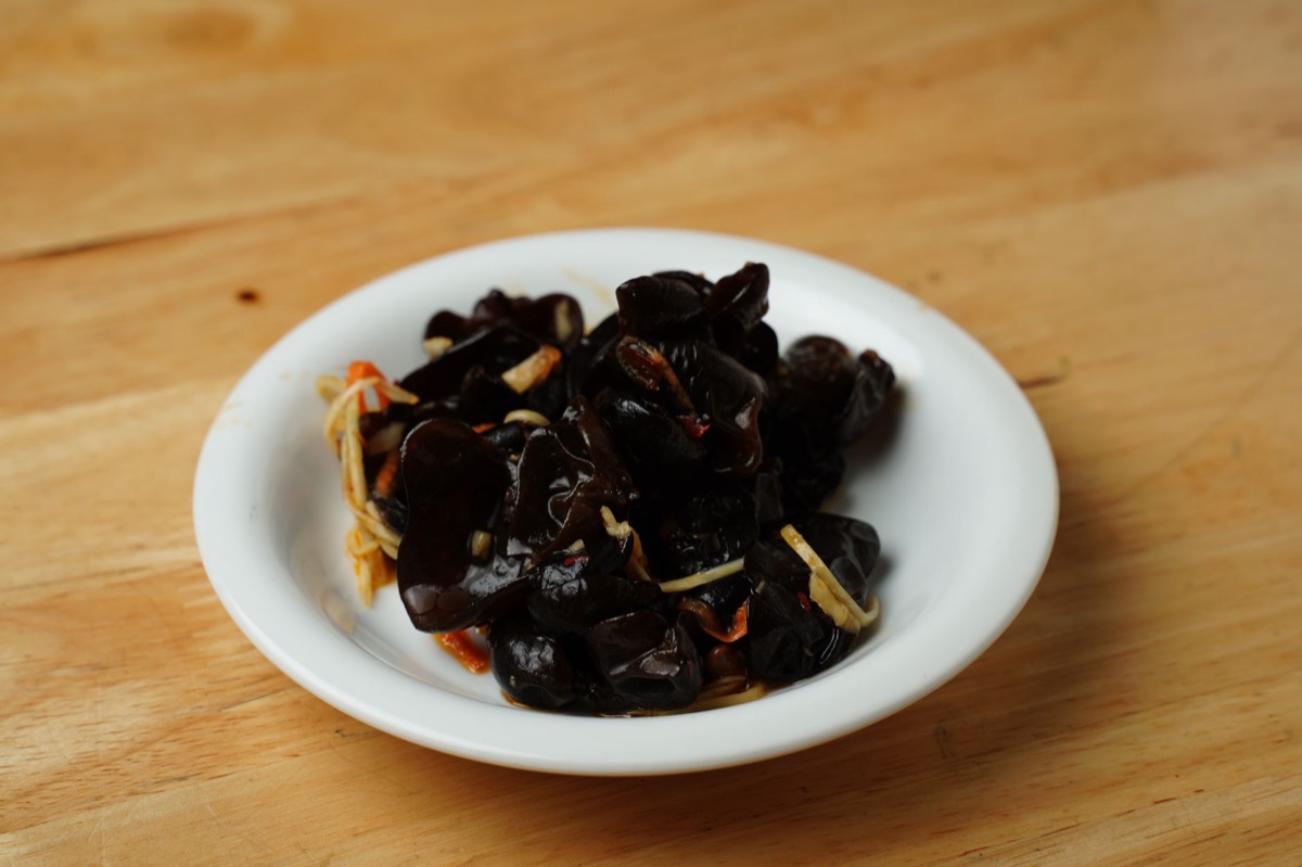 Teller mit roten Chilis und dunklen Saucen